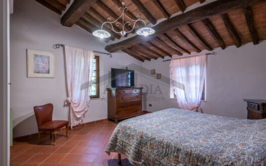VILLA SINGOLA in Vendita a CRESPINA