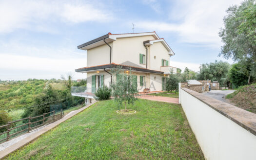 VILLETTA INDIPENDENTE in Vendita a LARI