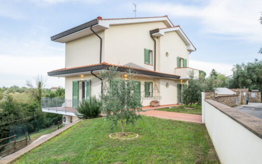 VILLETTA INDIPENDENTE in Vendita a LARI