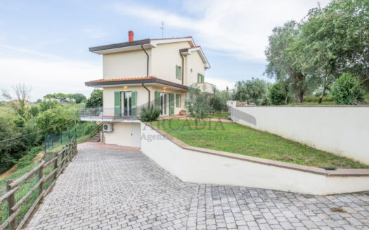 VILLETTA INDIPENDENTE in Vendita a LARI