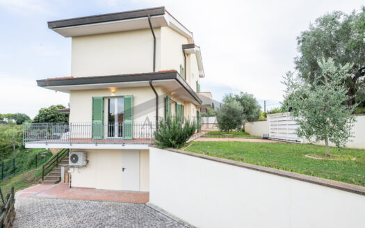VILLETTA INDIPENDENTE in Vendita a LARI