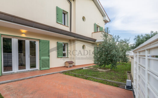 VILLETTA INDIPENDENTE in Vendita a LARI